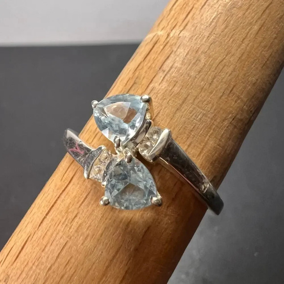 Trillium cut blue topaz bypass ring in rhodium over sterling silver size 9 - Picture 1 of 10